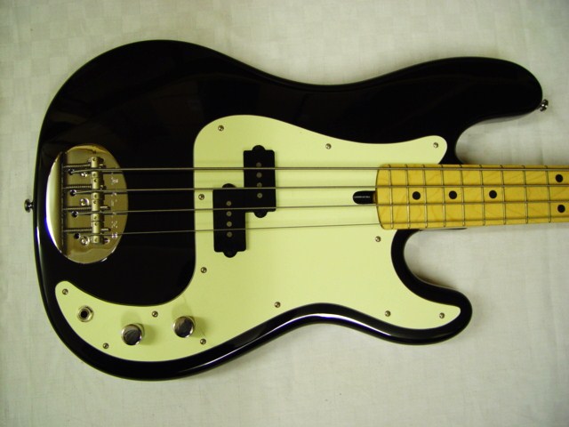Varios modelos de Bajos Electricos